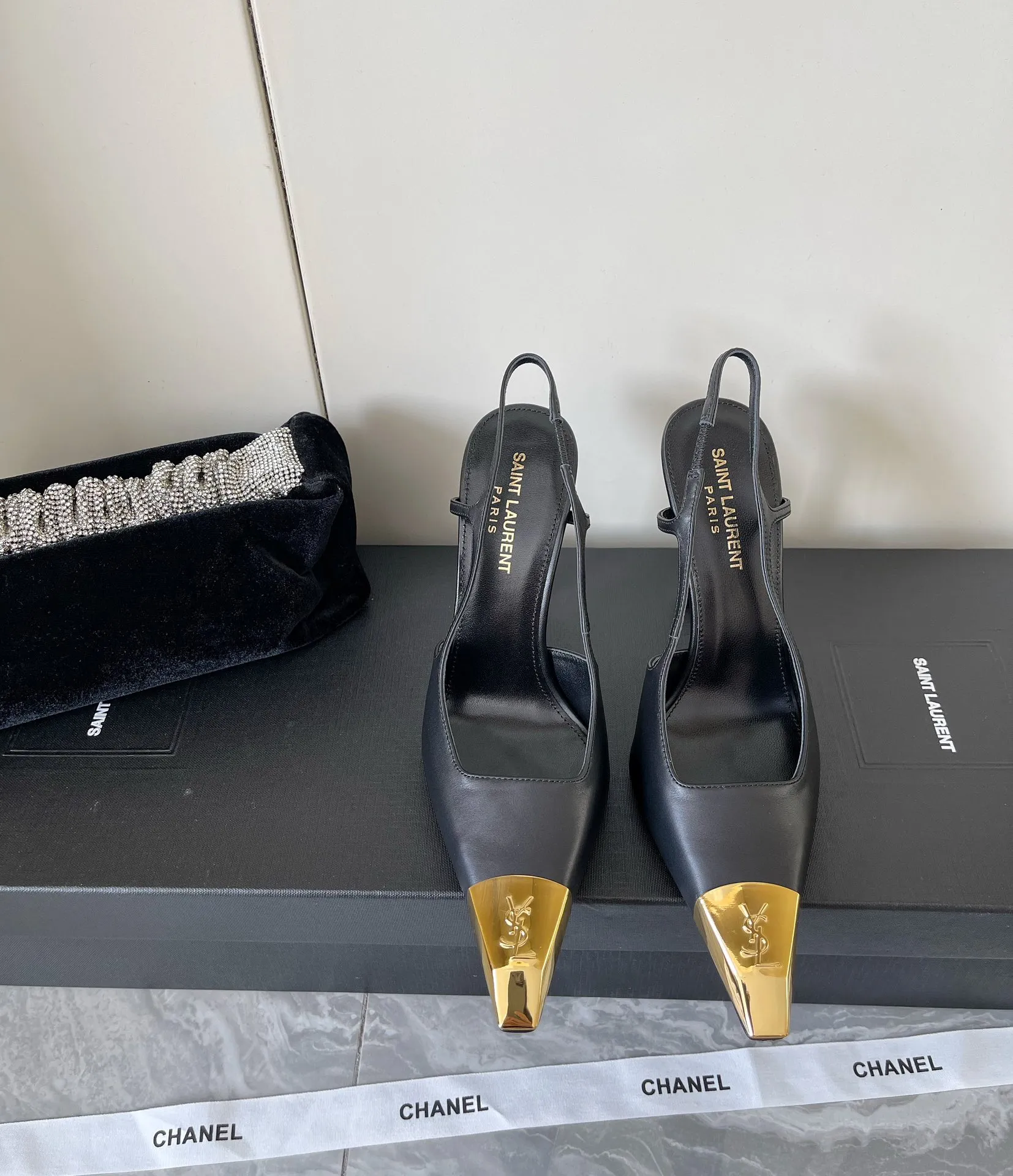 👟👟Ex-factory price 560👟👟 YSL Yves Saint Laurent's latest gold iron-toe logo small square toe high-heeled shoes ✔️ New products are available at the counter at the same time. Major celebrities and Internet celebrities have stepped on their feet. The style is fashionable and versatile, simple and high-end, and the elegance is achieved to the extreme. The feet are full of goddess style! Upper: Imported calfskin Lining: Imported sheepskin Heel height: 10.5 Outsole: Genuine leather outsole Size: 35-39 (custom-made in 40 units, non-refundable)